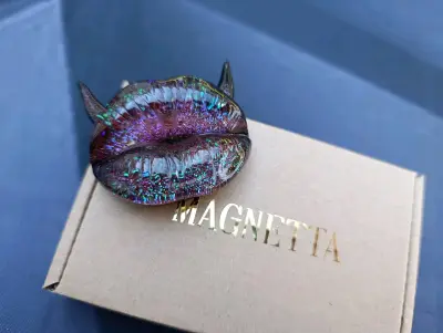 Magnet pusa - třpytky uvnitř