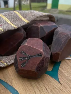 Dřevěné runy - handmade set 8 ks + pytlík