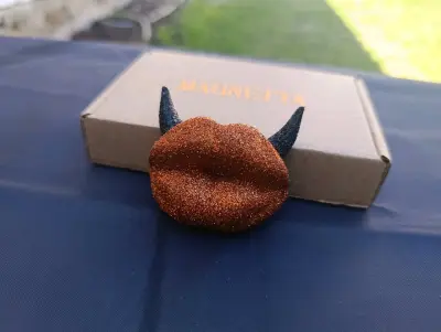 Magnet pusa - třpytky na povrchu
