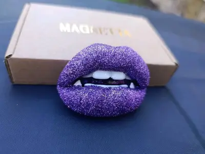 Magnet pusa - třpytky na povrchu