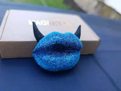 Magnet pusa - třpytky na povrchu