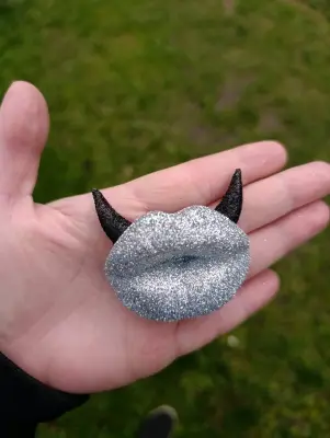 Magnet pusa - třpytky na povrchu