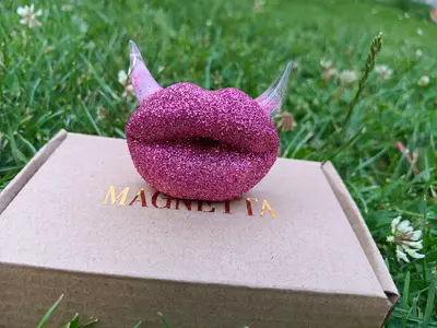 Magnet pusa - třpytky na povrchu a piercing