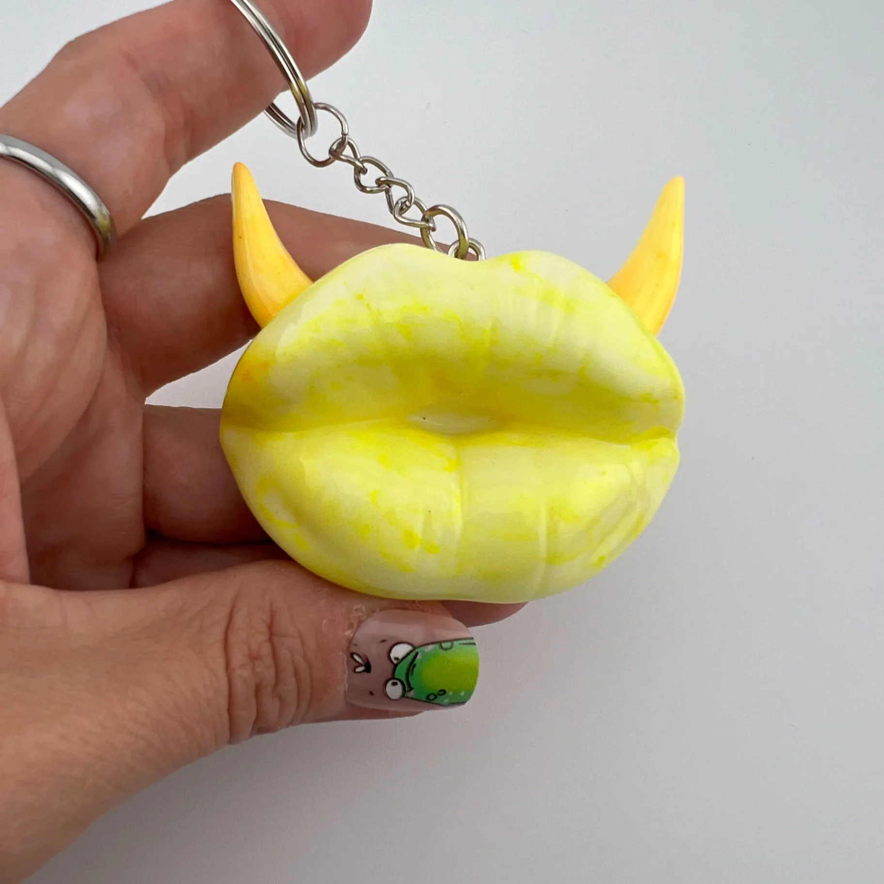 Přívěsek, pryskyřice, pusinka, žlutá s rohy 2