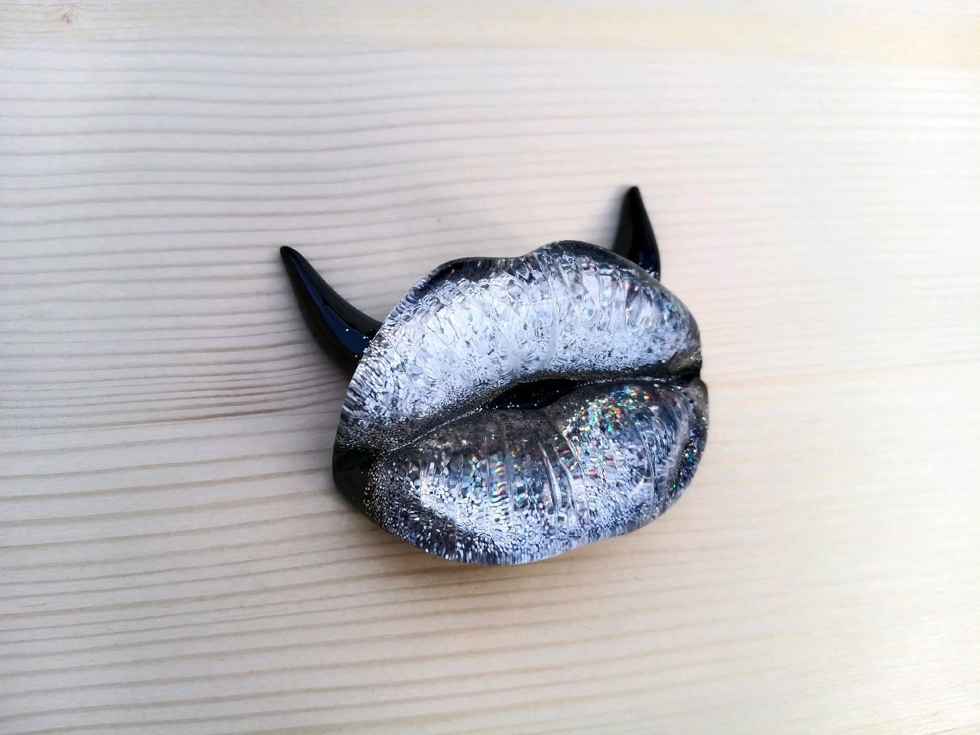Magnet pusa s rohy- třpytky uvnitř 1