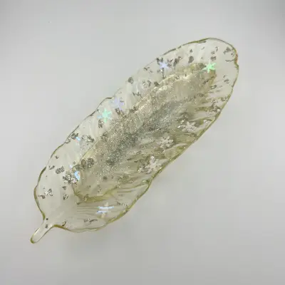 Tácek z pryskyřice, peříčko, stříbrné kousky