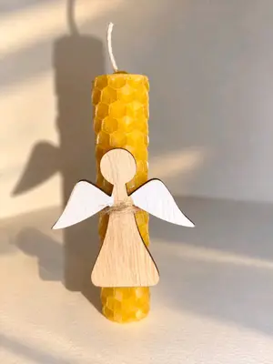 Svíčka ze včelího plátu s andělíčkem