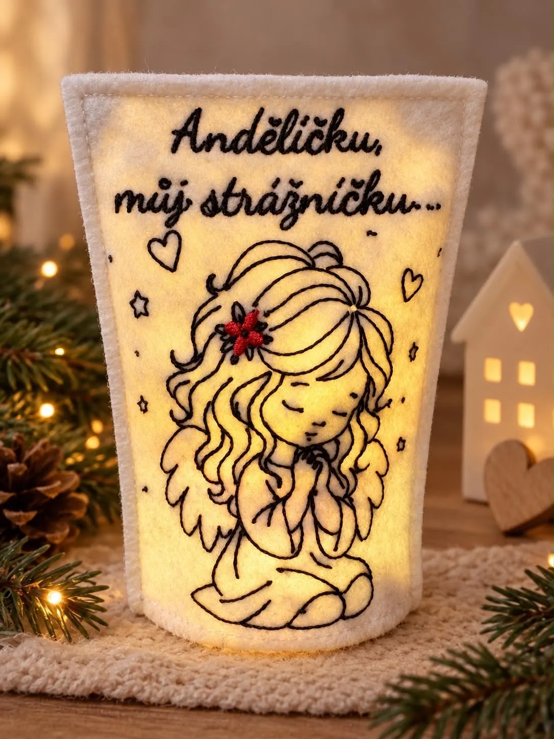 Svícen s andílkem a LED svíčkou