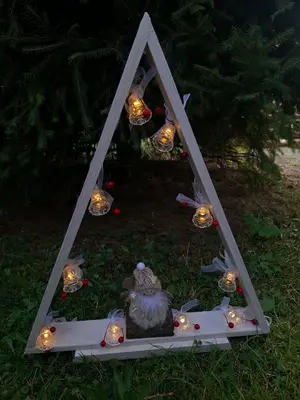 Dřevěný stromeček s LED zvonky a béžovou andělkou