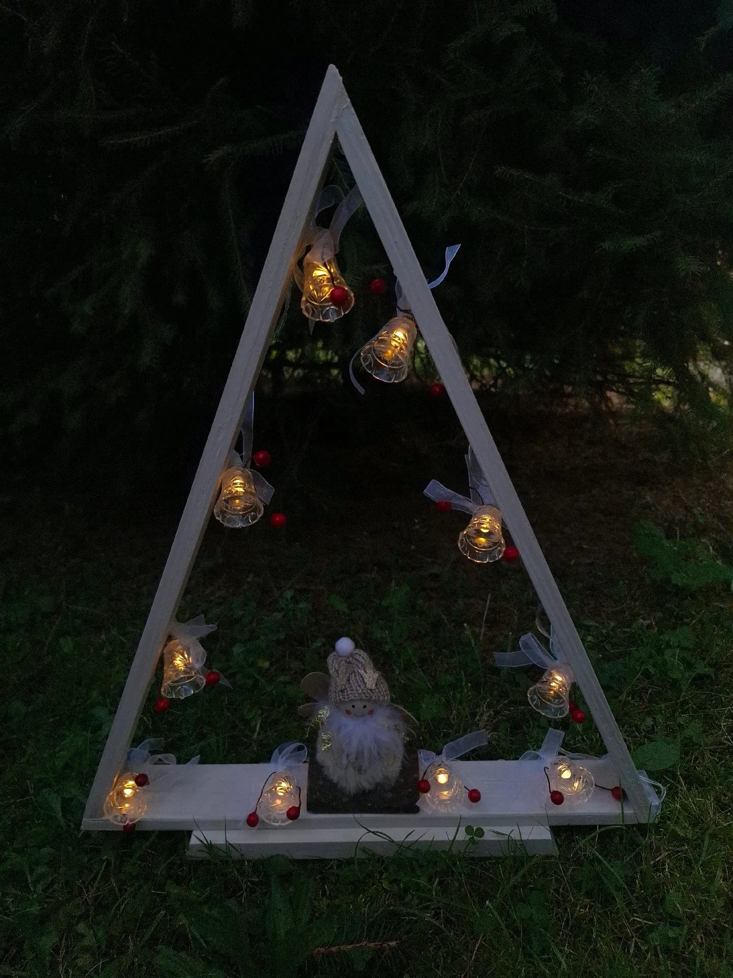Dřevěný stromeček s LED zvonky a béžovou andělkou 3