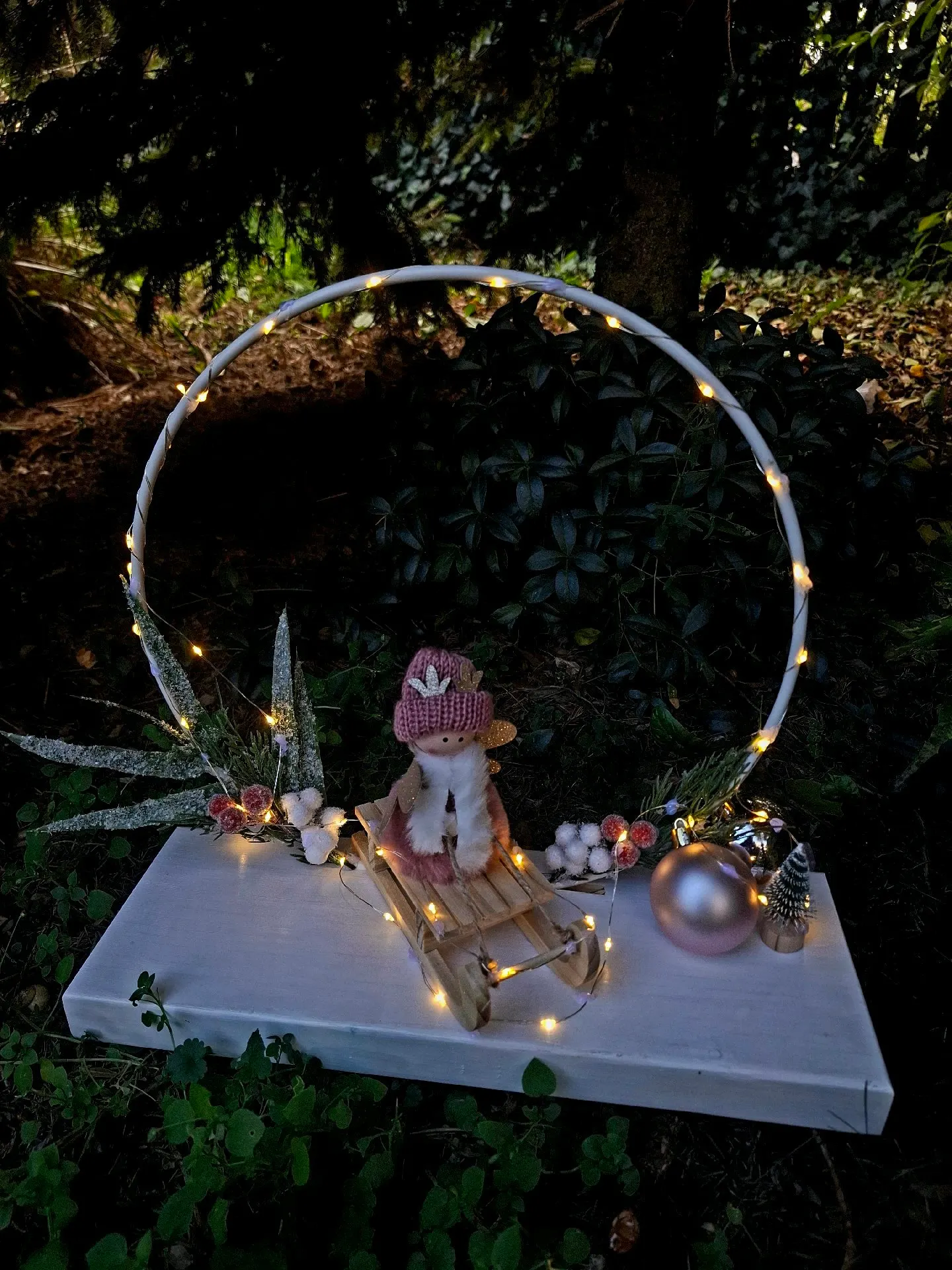 Růžová andělka na saních s LED světly 3