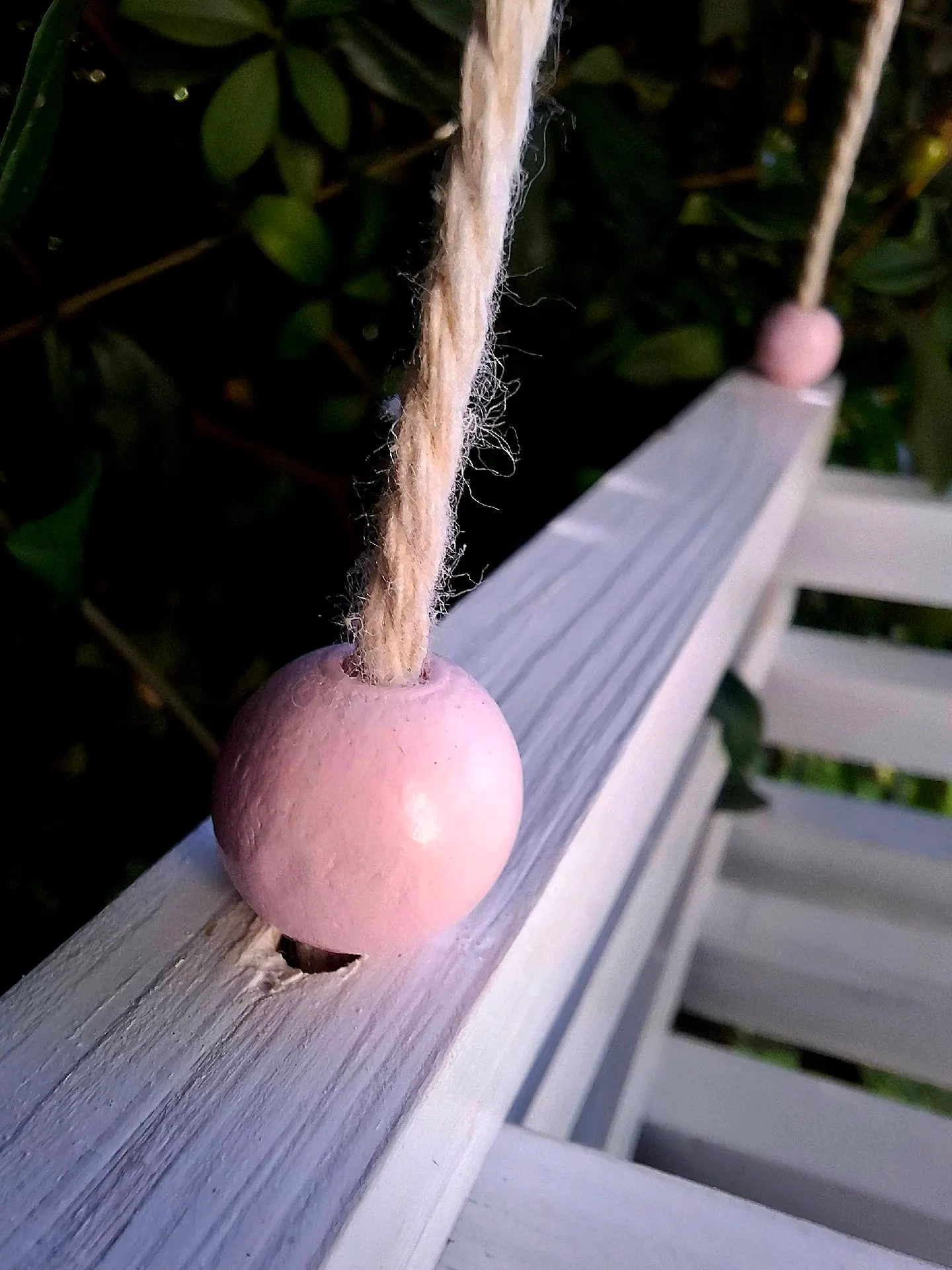 Závěsný dřevěný květináč - růžové detaily 2