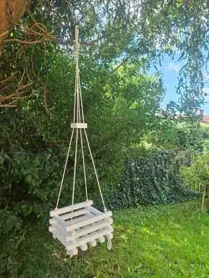 Závěsný dřevěný květináč BÍLÝ