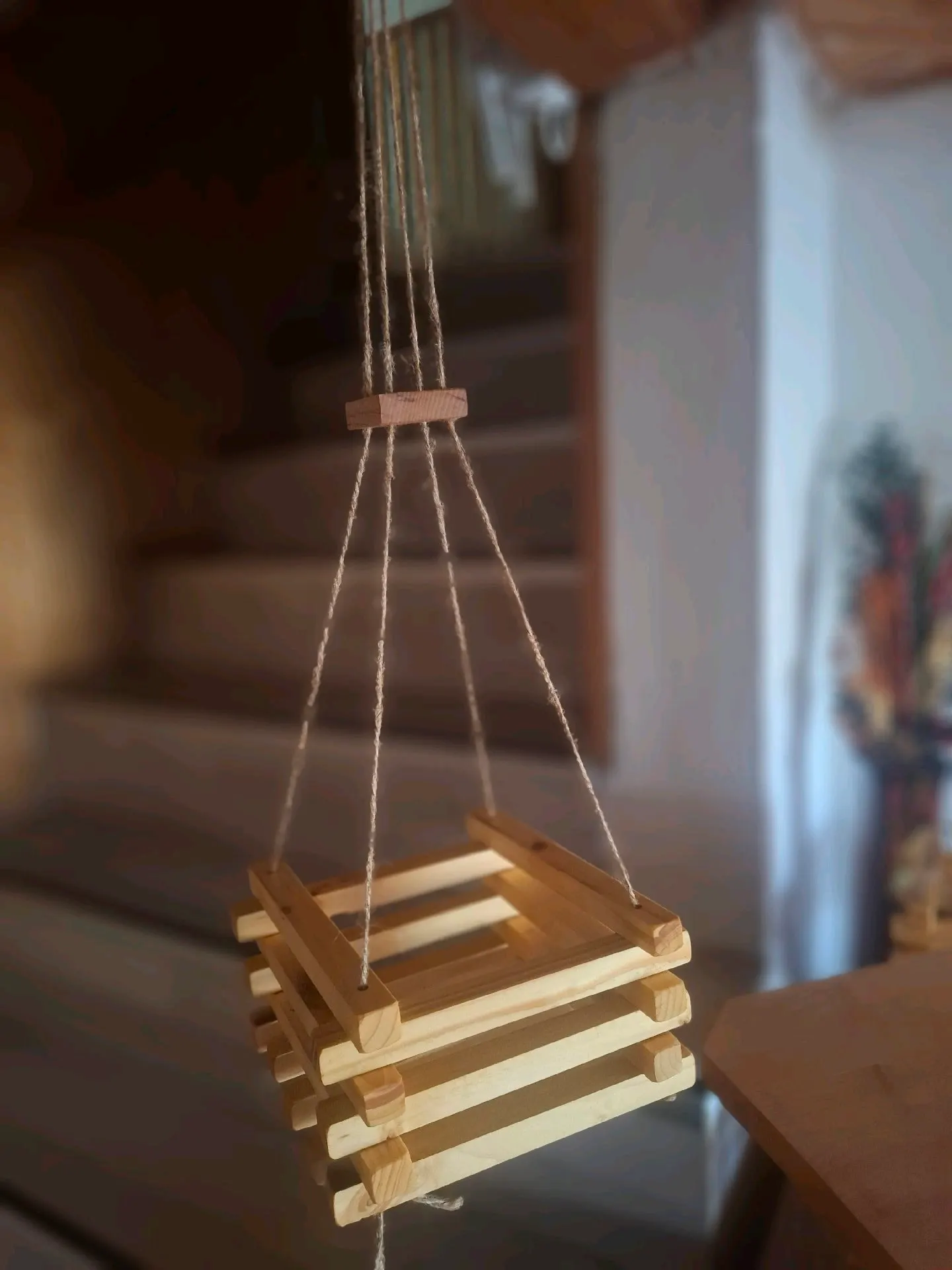 Ručně vyráběný dřevěný závěsný květináč 2