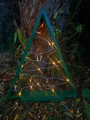 Ručně vyráběný dřevěný stromeček s LED světly
