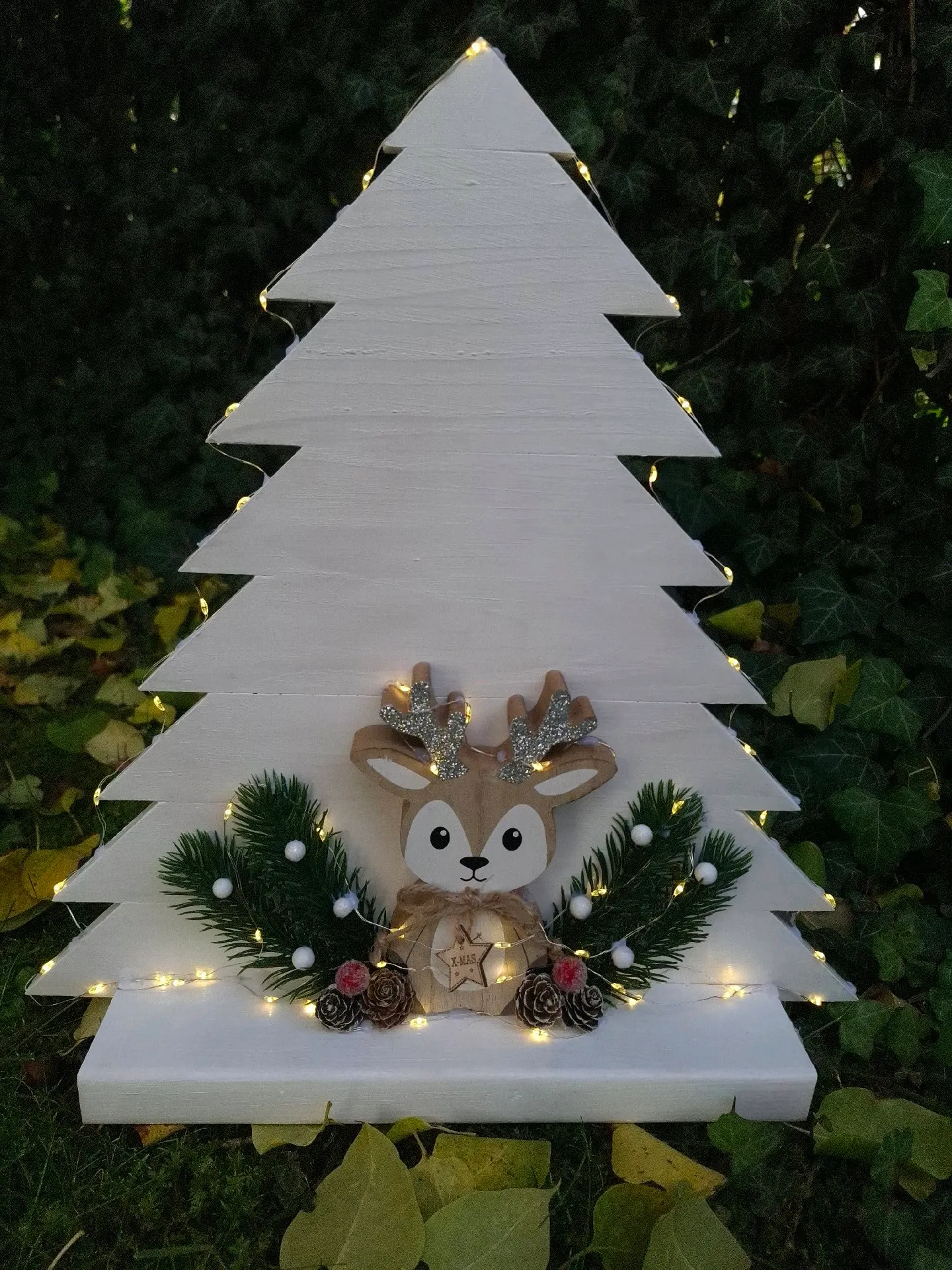 Ručně vyráběný dřevěný stromeček s LED světly