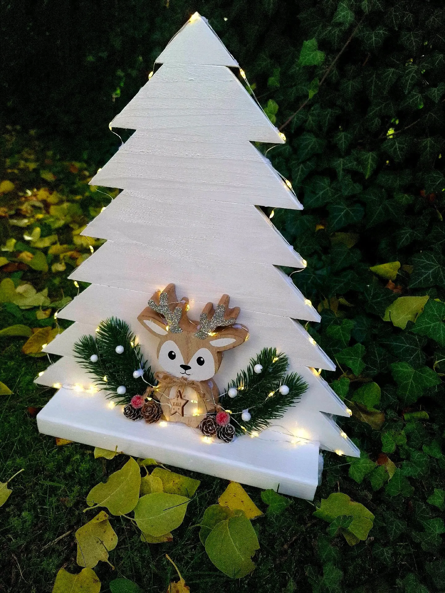 Ručně vyráběný dřevěný stromeček s LED světly 4