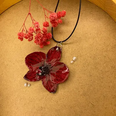 Ručně vyrobený přívěsek z orchideje