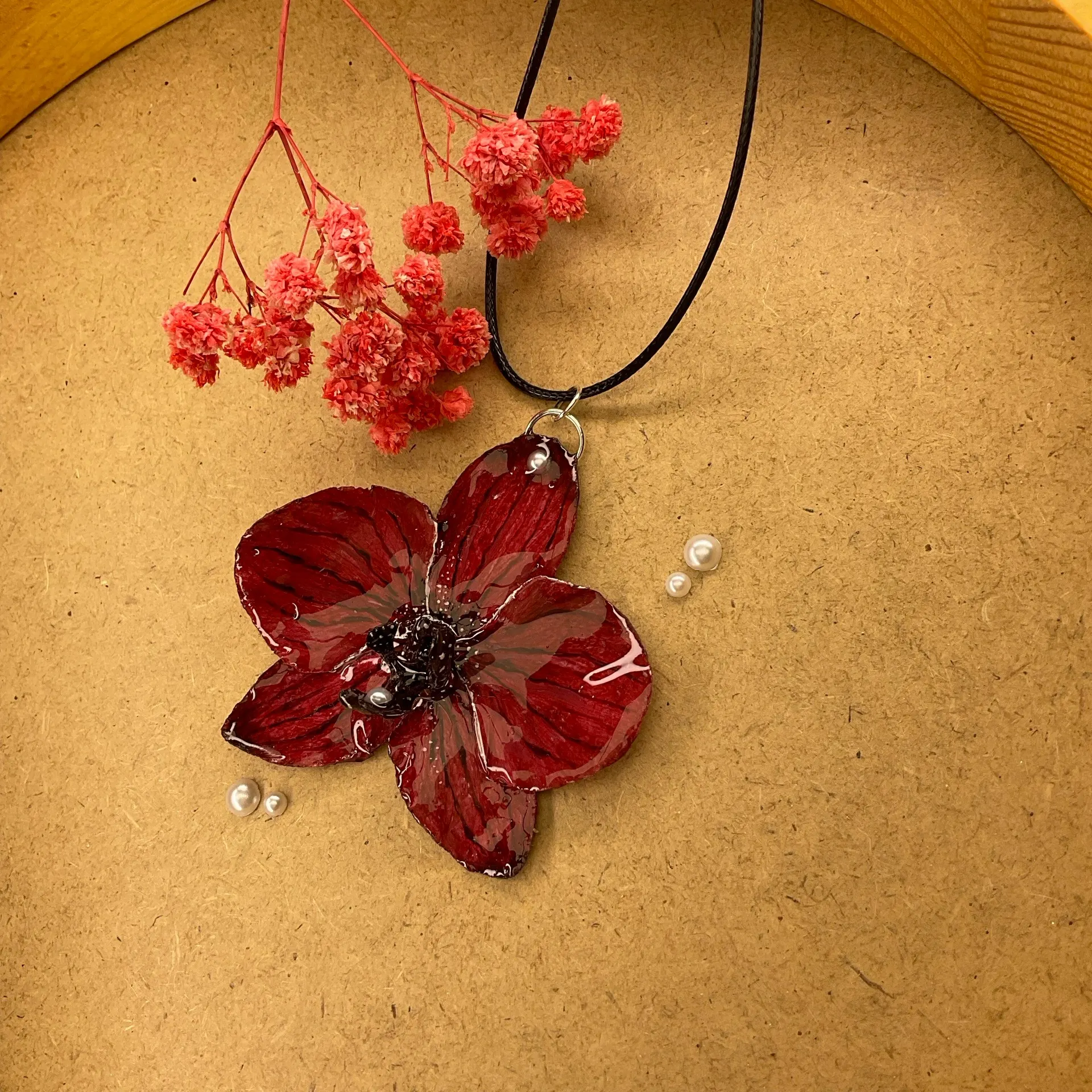 Ručně vyrobený přívěsek z orchideje