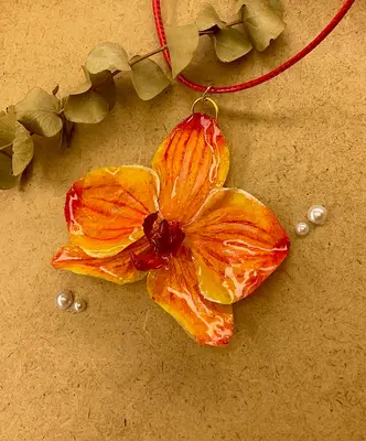 Ručně vyrobený přívěsek z orchideje
