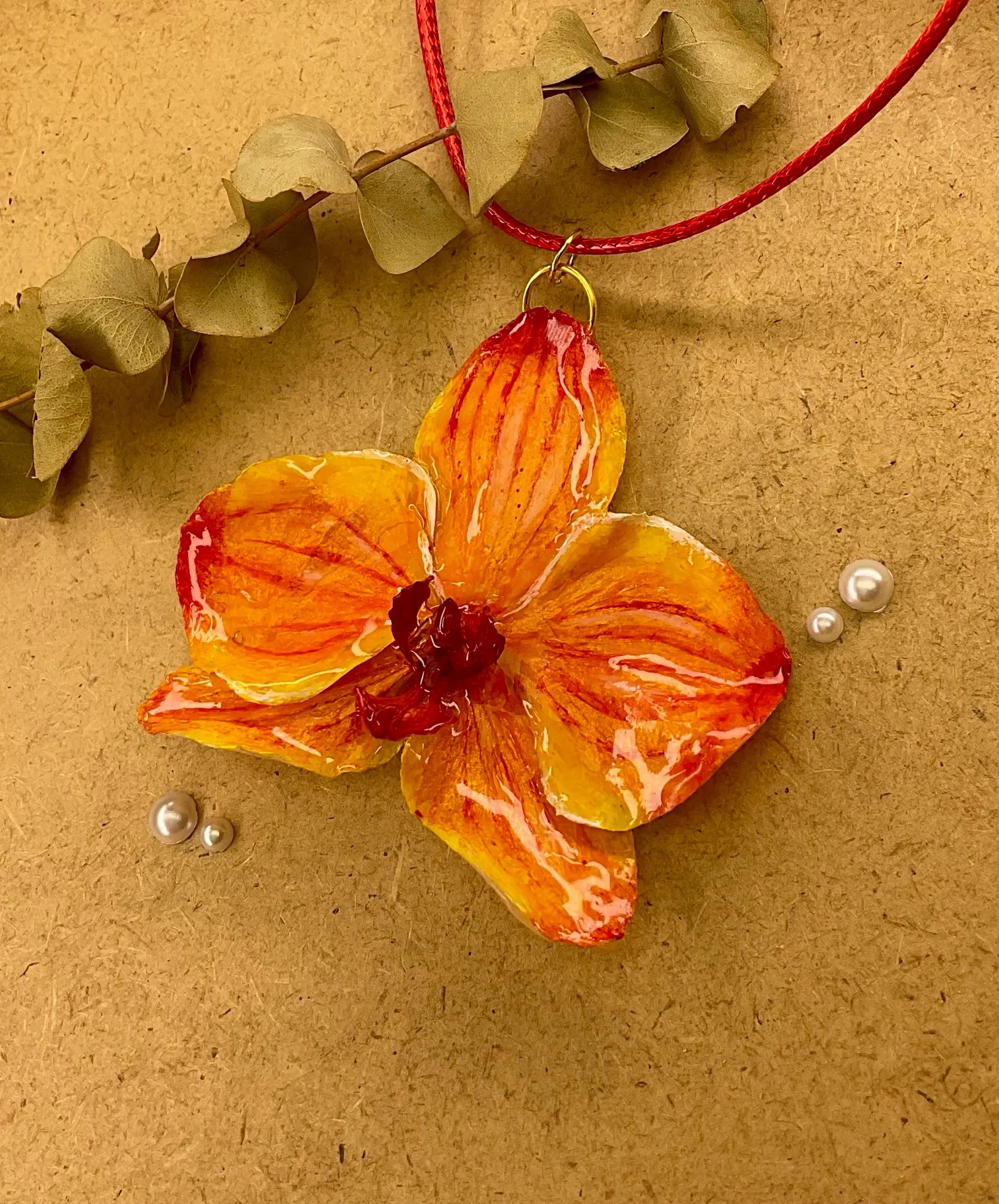 Ručně vyrobený přívěsek z orchideje 1