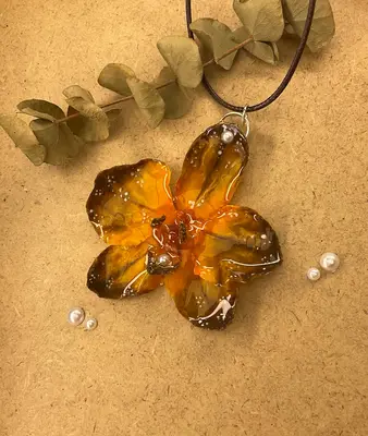 Ručně vyrobený přívěsek z orchideje