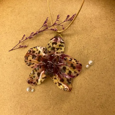 Ručně vyrobený přívěsek z orchideje