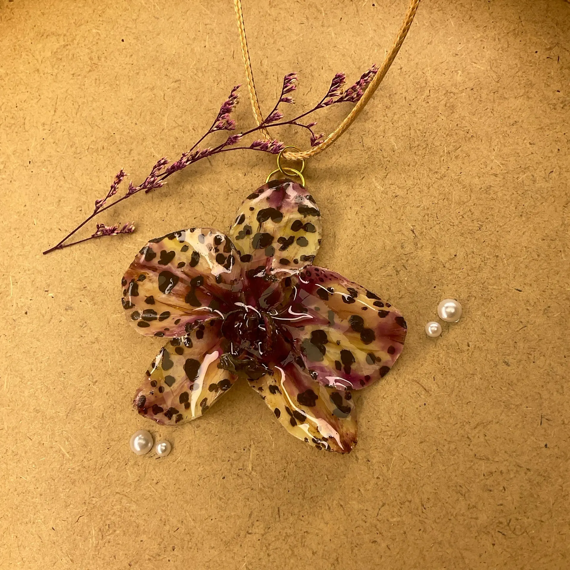 Ručně vyrobený přívěsek z orchideje