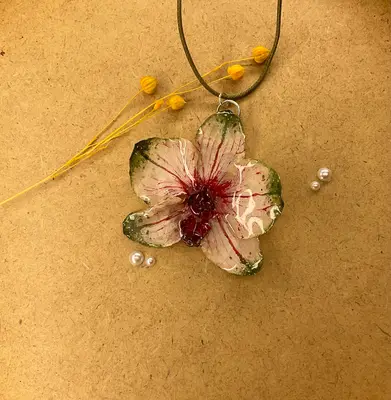 Ručně vyrobený přívěsek z orchideje