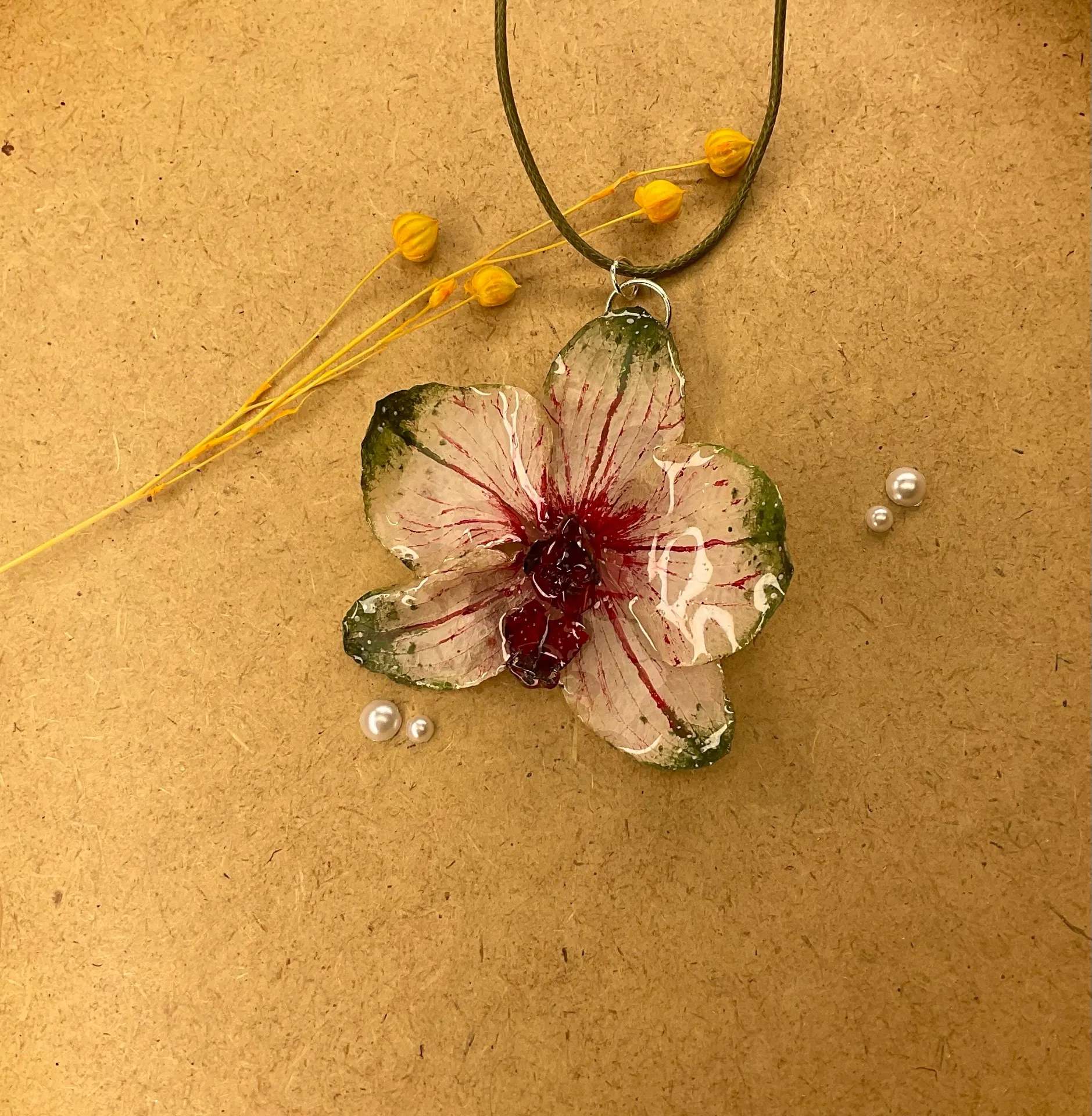 Ručně vyrobený přívěsek z orchideje