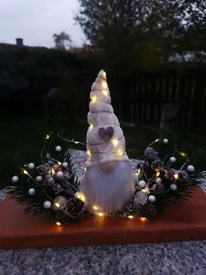 Bílý skřítek v jehličí, s LED světýlky